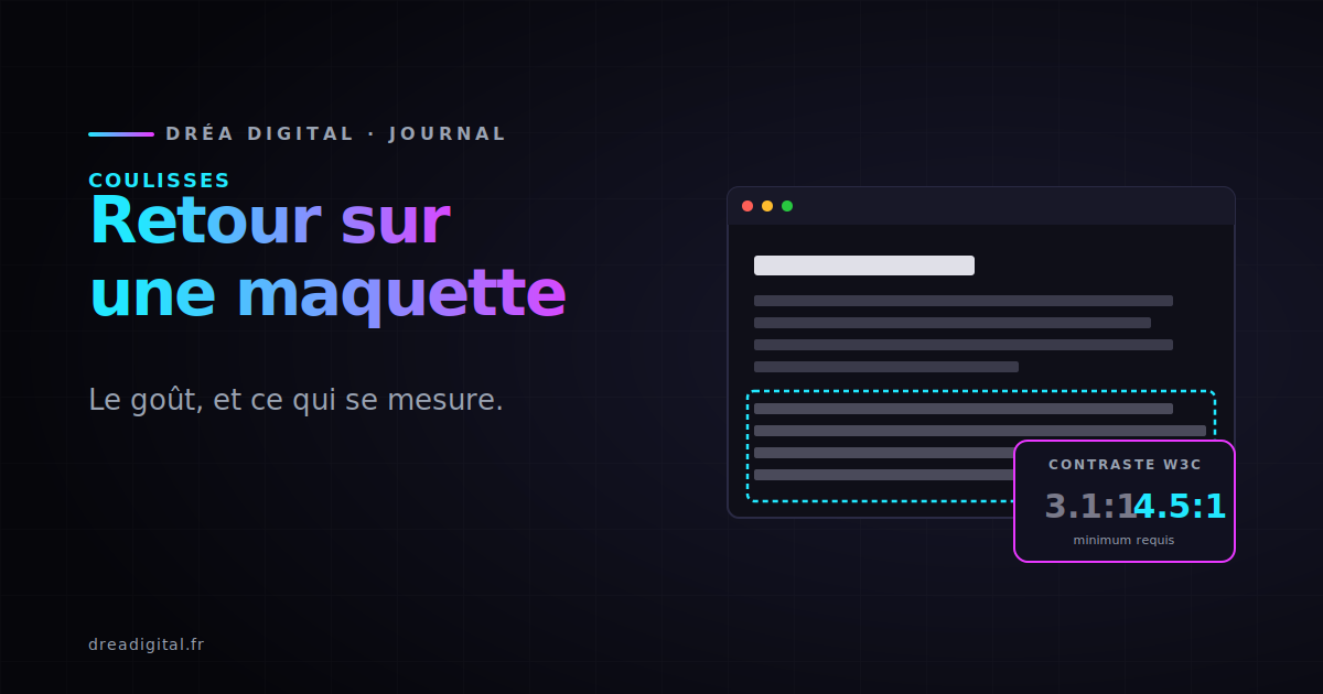 Une maquette de site sur fond noir, un texte gris pâle entouré en cyan avec son rapport de contraste affiché à côté.